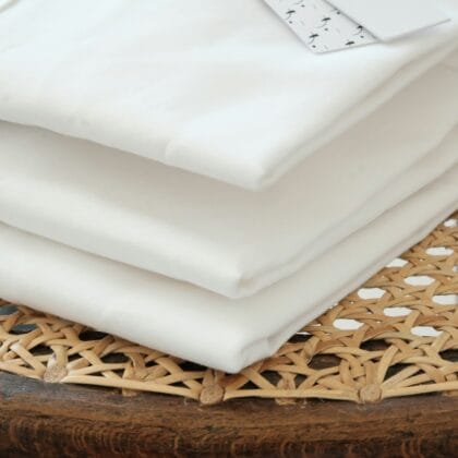 Linge blanc plié pour illustrer l'utilisation de l'amidon liquide Remy